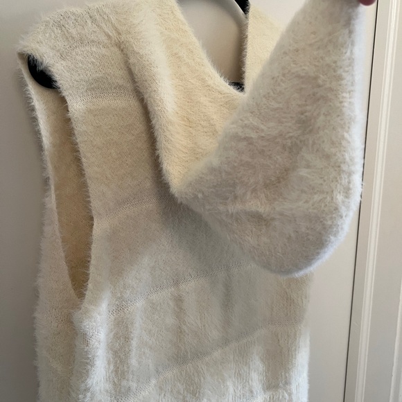 Fuzzy Off White Hooded Vest - One Size - Do Everything In Love - Picture 4 of 4